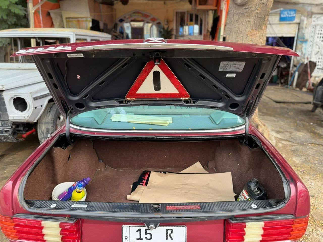 السلام عليكم /
مرسيدس رئاسـي SEL300 خليجية اصل

الموديل 1991 اصل مكينة 300قبق اسود عنكبوت بلاد
الباب الطويل لون كرزي 
(رقم انبار انكليزي تحويل ثاني يوم )
السياره دواخلها كلش حلوه غرفتها لوك 
تخم تاير جديد دبل مروحه هورن 
جام اربعه كهرباء
سلايت ستيرن كهرباء اريل كهرباء منضومه بانزين بأكملها وارد من تانكي وانت نازل كله جديد وارد حداديه خير من الله سياره احله من الصور ومتعوب عليها مو تلزيك مكانها بغداد شارع حيفا رقم الهاتف (***********)   السعر 105وبيها مجال لشراي
