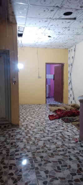 للبيع مساحه 50م فارغ مامسكون مسجل بلبلديه ومرقم يتكون من غرفه وصاله ومطبخ وصحيات ومكشوفه درج بناء ابلوك اساس صب كونكريت سكف عكاده شيلمان السطح مطبك فرشي العنوان شارع المطار الجديد السعر 18بي مجال قليل جدا للستفسار اتصل ***********مكتب للعقار
