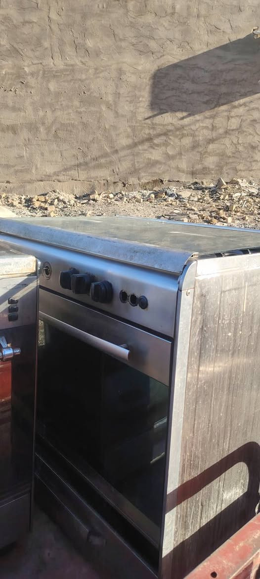 طباخات عدد ٢نضيفات كريازي بس لفرن ماته مشتغل وذاك ثاني ماعرف شنو نوعيته شغال كله بس بيه تهريب مال غاز غليل استفسار تصل اوبيك خير ودلل ***********
