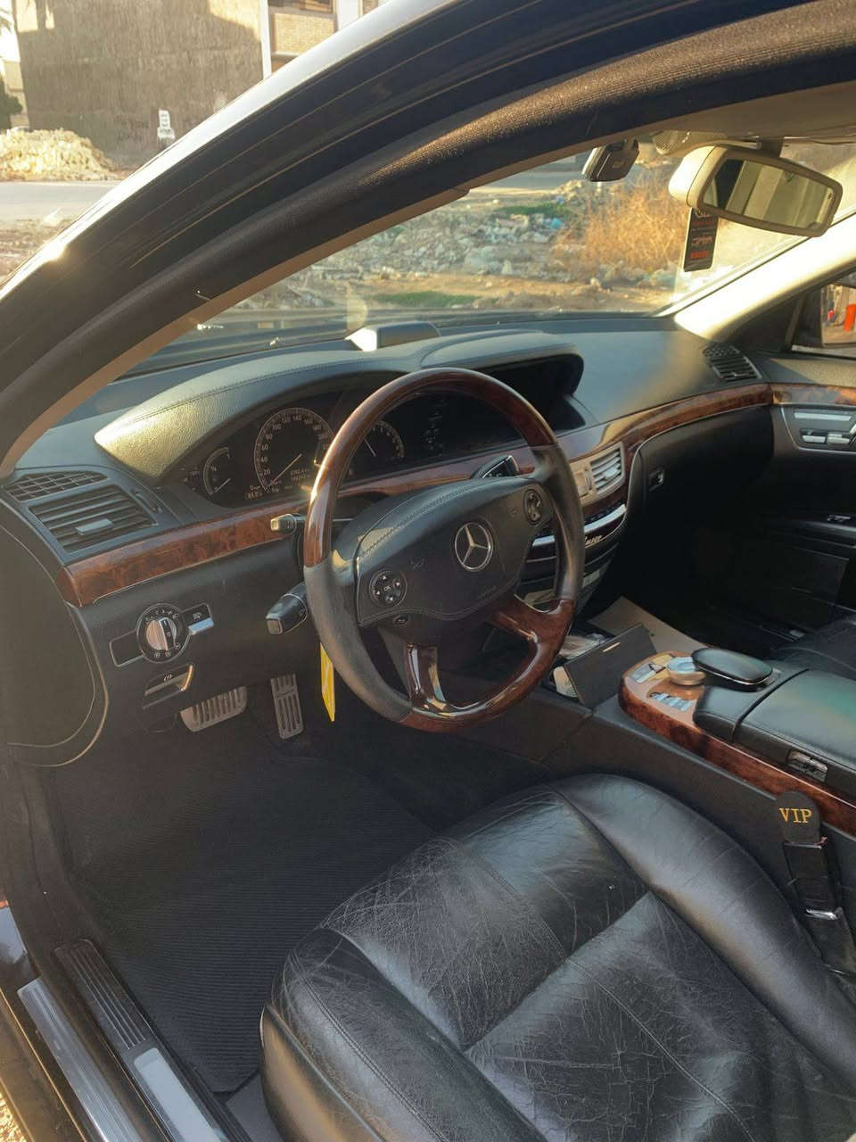 سلام عليكم مارسدس للبيع حجمs550 موديل ٢٠٠٩ محدثه ٢٠١٣ كفاله عامه من الكص والسرقه والعشاير والقانون مواصفات فول الفول ابواب شفط صندوق شفط بردات تخم تايرات جديد متوئمه السعر 95 ورقه بيها مجال بسيط مكان السيارة بغداد ***********
