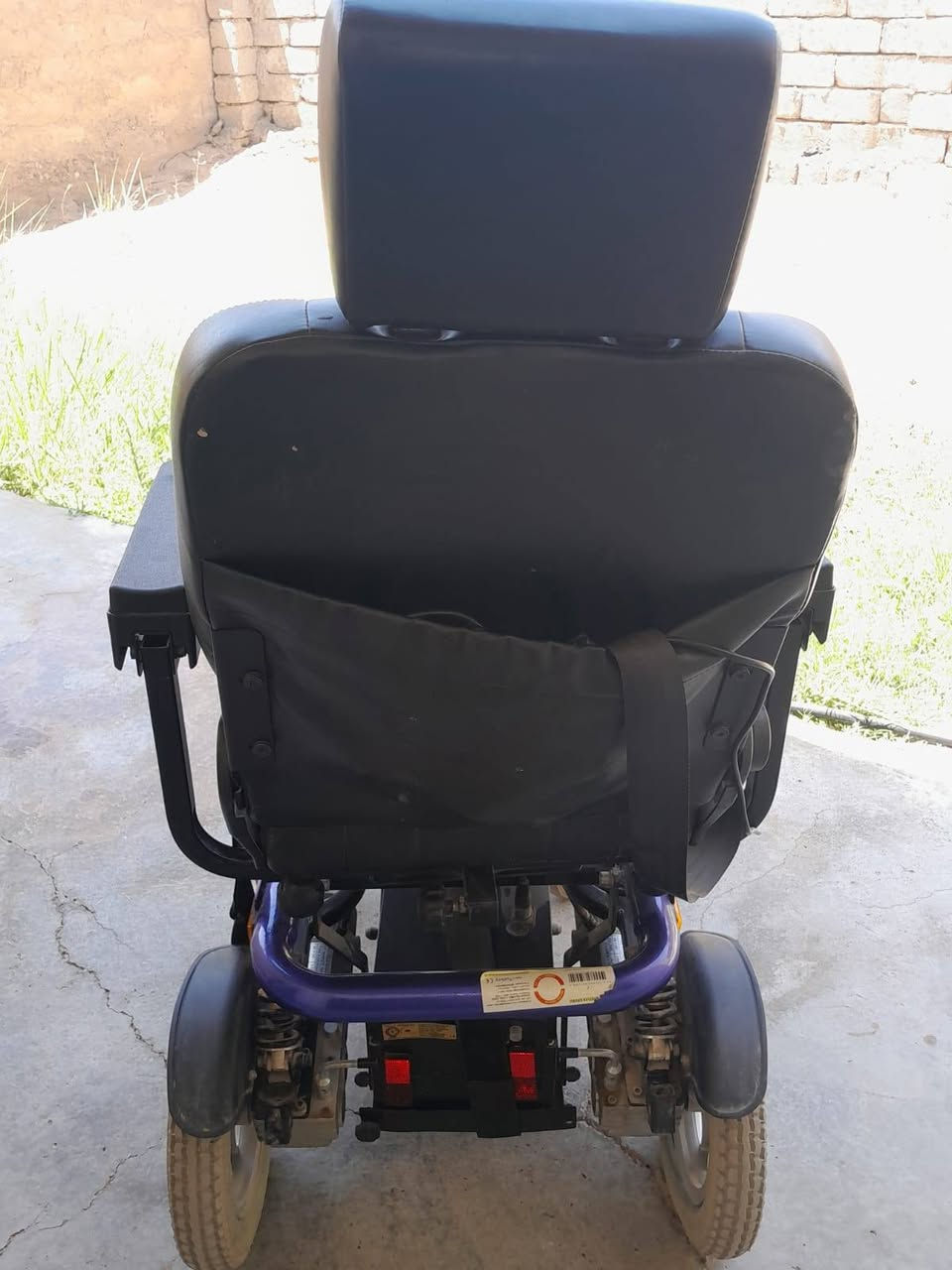 مكلف بالنشر. عربانه معوقين أوتماتيك الشحن. مستخدمه شي قليل سعرها 500 ألف وبيها مجال. ألي يريدها أتصل وانطيك رقم صاحبها.. ***********
