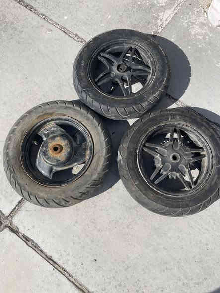 سلام عليكم وياله ٣ ثنين خلفي واحد امامي و شوته بلاديه بس القبق مالته تجاري شلع رايدهم ب ٤٠ مكاني بغداد البياع 
***********
