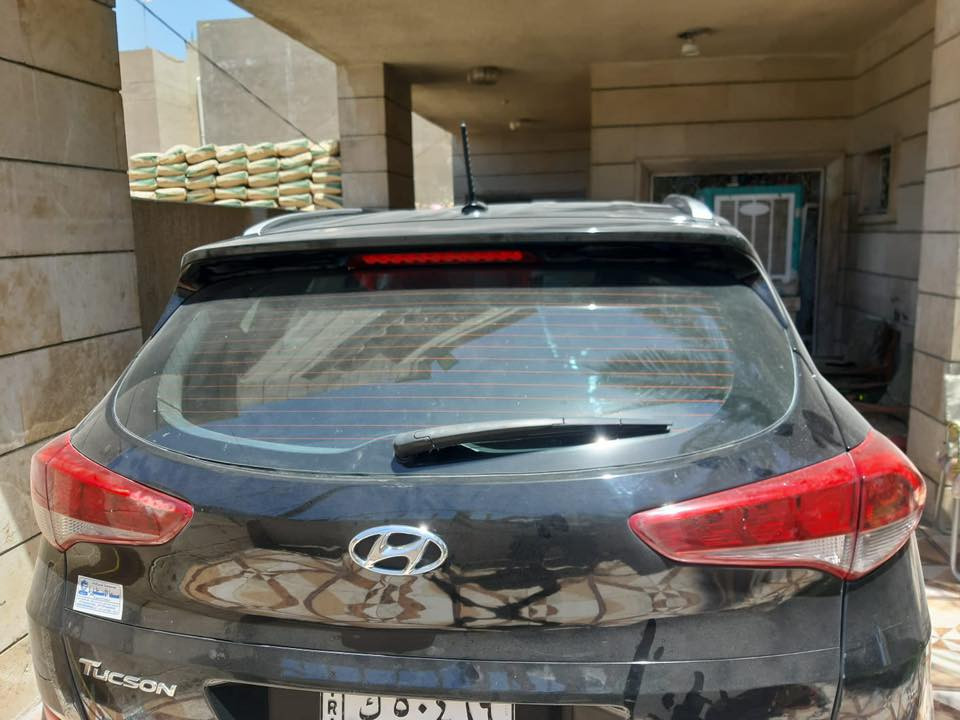 السلام عليكم شلون حبايب عندي توسان 2017 بدون مواصفات محرك 4 سلندر. مابيه صبغ فقط شويه بل الجنطه صبغ فقط السياره حلوه ترايهااا  للاستفسار على الرقم التالي ***********
مكان السياره بغداد
