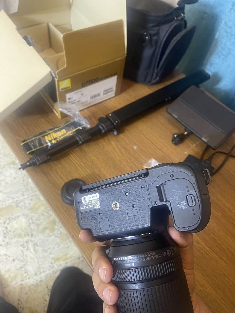 كامرة نيكون 7500 شترهة ١٠ k   النضافة كدام عينك ولا شخط بيهة ملحقات وياهة (العدسة البلادية + ثنين شاحن اصلي + ثنين بطارية اصلي + ثنين رام ساندسك ٣٢ + حقيبة صغيرة ) مستعجل علبيع  السعر ٨٥٠ قفل قفل *********** مكان زعفرانية
