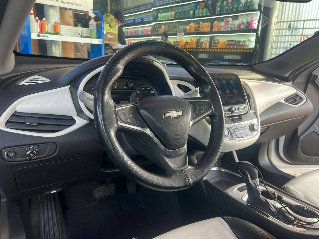 بسم الله. شوفرليت ماليبو موديل. 2022..اللون ابيض محرك حجم. 1500.توربو. بصمة تشغيل بصمات ابواب داخل جلد لونين كرانيت ابيض. تشغيل عن بعد ترحيب عن قرب تدفئة كشنات. تبريد قطعتين. اوت ستوب إطفاء ذاتي شاشة كبيرة كامرة دوارة ويل كب..لايتات لد. بك لايت كرستال..وتوجد مواصفات أخرى ..رقم بغداد الدولي الجديد. تحويل.ثاني.يوم...السعر. 120.$.وبيها مجال.بسيط..للإستفسار..***********..يوجد واتس اب بغداد, العراق
