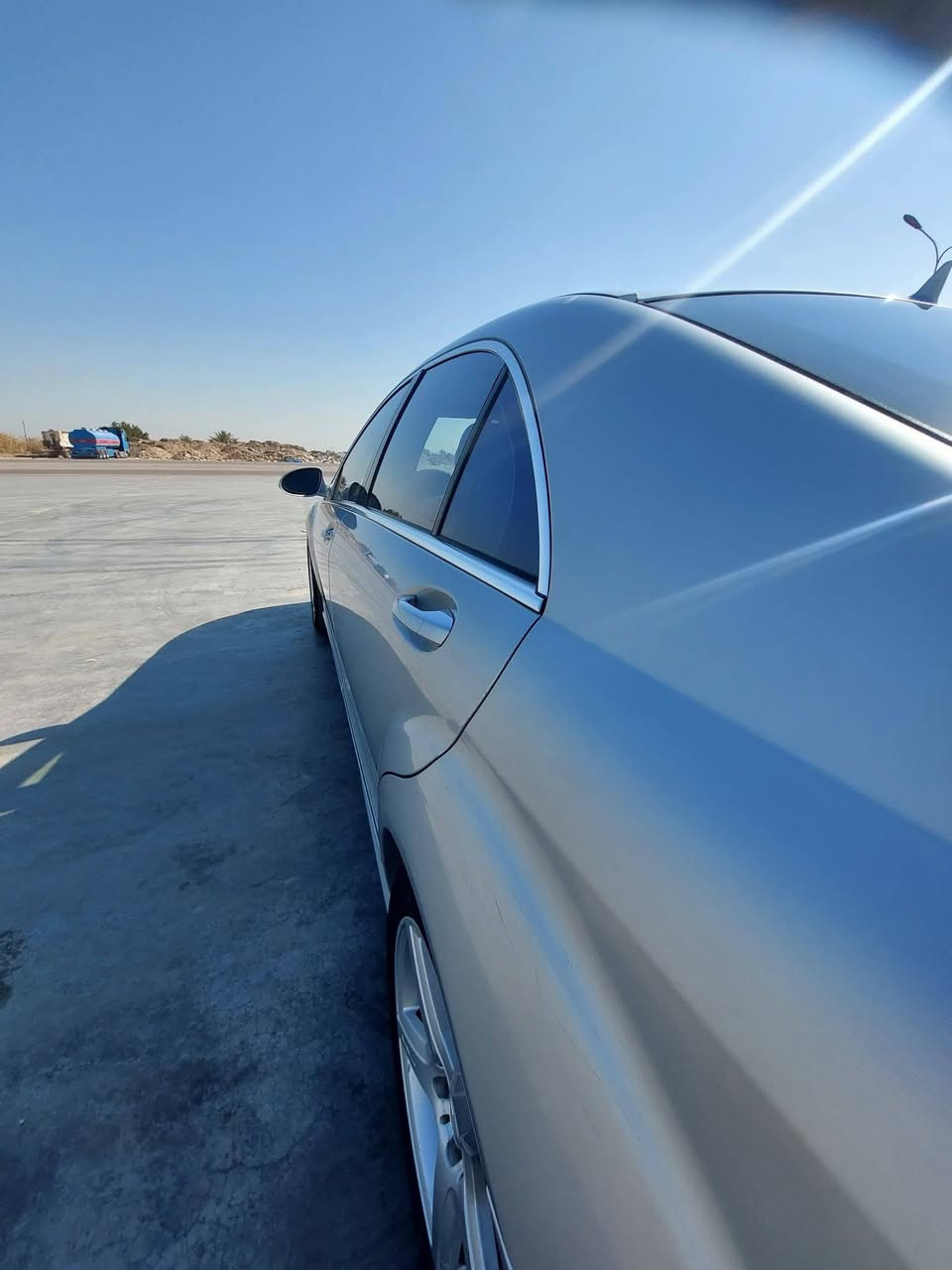 السلام عليكم ورحمة الله وبركاتة 
موديل 2007 550 S بيها معامله من سنة ٢١ ولم يدفع الكمرك  
صبغ جاملغ خلفي وكلير جاملغ أمامي فقط . 
السعر ١٢٠ 
***********
