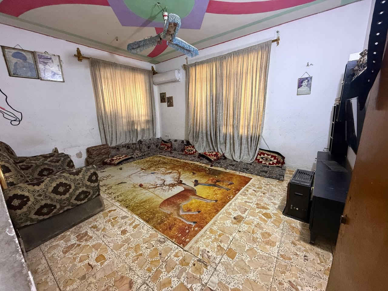 #بيت_للبيع  بغداد  بوب لشام
 قرية أبوعليان المساحة ٦٥٠ متر سند ١١٧  
طابقين الطابق الأرضي
 استقبال - مطبخ -غرفتين نوم صحيات - مساحة درج - طرمة أمامية حديقة طرمة خلفية وحديقة 
الطابق الثاني غرفتين نوم بلكونة سطحين البيت خير من الله 
السعر 135 مليون 
للاستفسار أكثر يرجى التواصل مع صاحب البيت 
حيدر ابو كرار *********** واتساب
