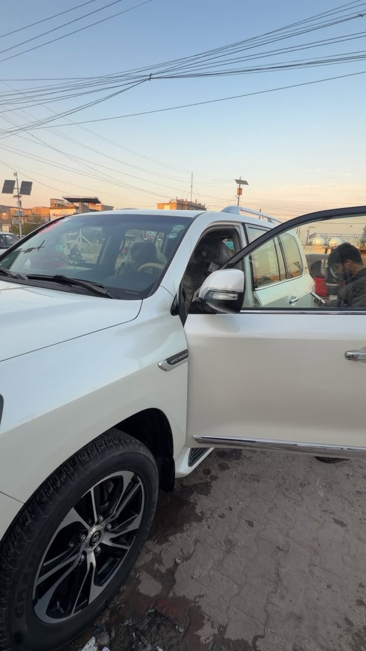 لاندكروز 2021 
بحريني فول مواصفات 
خليجي مكفول 
من كلشي 
ماشيه 70 
الف كيلو متر حقيقي 
كشنات جلد فتحه ثلاث شاشات 
ثلاث قطع تبريد صندوق كهرباء كاميرا خلفيه شاشه ابل كار بلي بلوتوث واي فاي خزن ميموري 
مري جانبيه كهرباء فورويل مودات قيادة ثلاجة 
تايرات دانلوب شادلها جديد  لايتات زنون ليد نهاري 
كراند تورنك شاشه ليزريه 
رقم اربيل تحويل مباشر 
السيارة جداً نظيفه استخدامها قليل مال بيت 
محرك 6 سلندر 4000 سيسي 
السعر 58000
مكان السيارة بغداد
***********
***********
