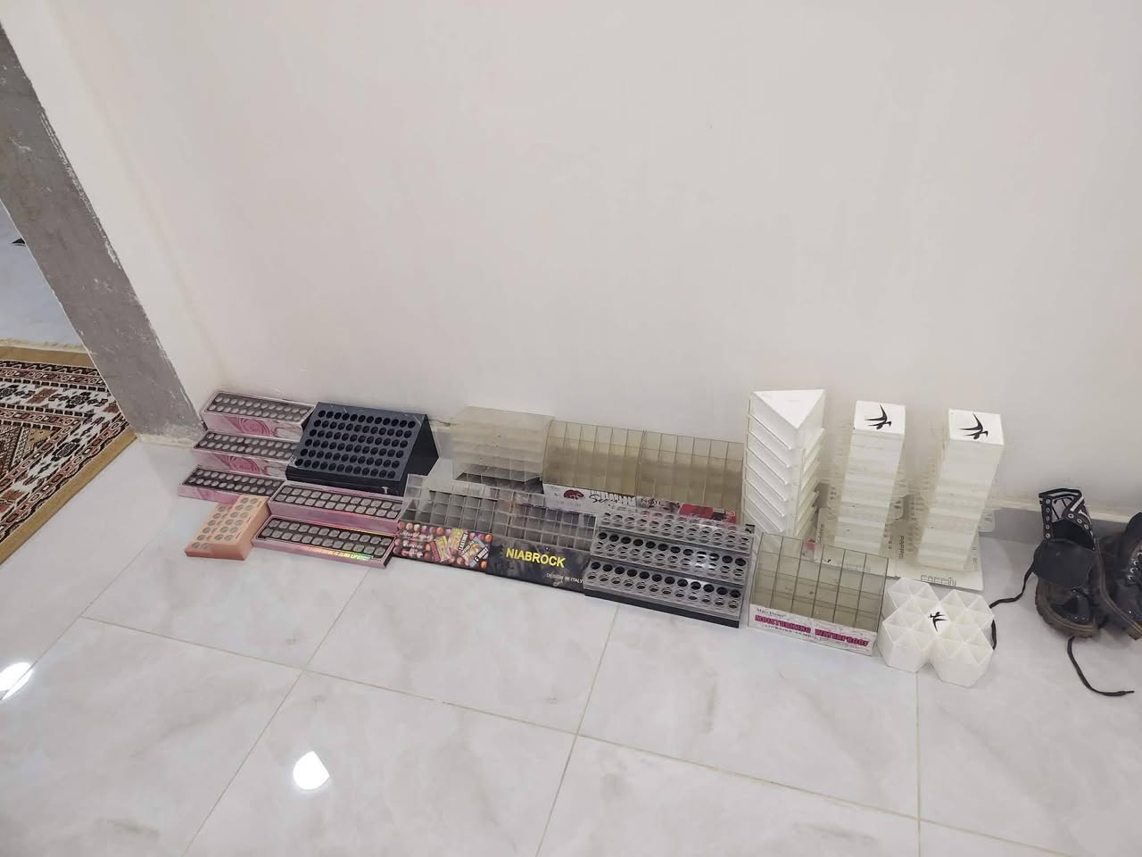 السلام عليكم بضاعة جديده تصفية مخازن لاصحاب المشاريع الجديده والباله ملابس كل الانواع  من (قمصان بنطرونات فساتين بديات دشداشة بيت سكرابات صدريات طبيه وعباية تخرج وشلات) اكثر من 260 قطعه
واحذيه اكثر من 100 قطعه
واكسسوارات اكثر من 600 قطعه وعارضات مكياج وعارضات ملابس تعلاكه وراس لعابة لعرض الحجابات واجهزة كهربائية
باسعار مناسبة ارخص من سعر الجمله للاستفسار
الاتصال ع الرقم ***********
