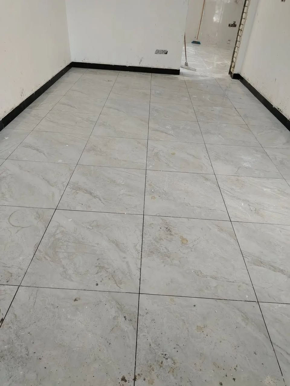 خلفه سيراميك  متفرغ حاليا لكل انواع السيراميك والبورسلين والكاشى والمرمر والبايات والألوااح .
شغل ليزر درجة اولى وتسليم مهندس .
 الرقم بيه واتساب ***********
بغداااد فقط .
