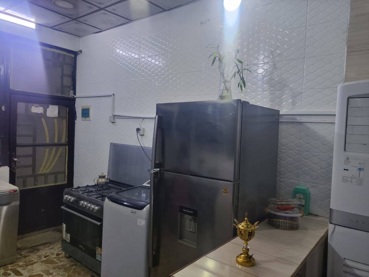 السلام عليكم اخوان دار للبيع مساحة 110 متر طابقين ثلاث غرف صالتين استقبال مطبخ تخاريج صب كونكريت اساس وسقف فقط الطابق الثاني السقف سندويج  سيراميك بيت فول ماء كهرباء تبليط باب البيت  منطقة راقية حيل السعر 65 وبيه مجال مشمول بلتطويب رافع معاملة عنوان قرب مخزن الموز شارع الامام الحسين ع للاستفسار ***********
