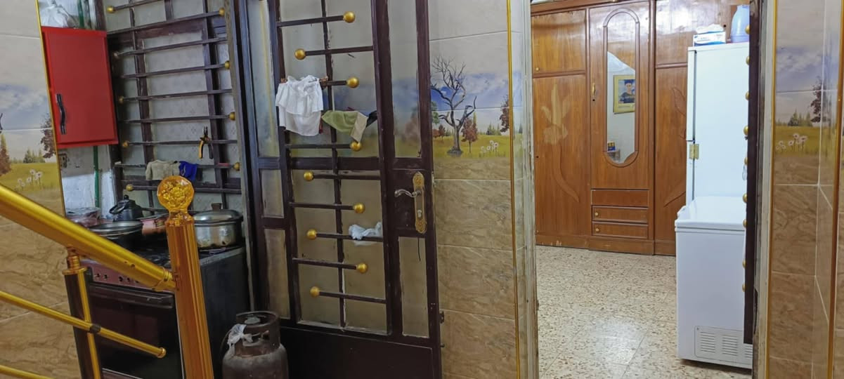 بيت #ركن المساحه ١٠٠ متر مربع طابقين
خدمات كامله عدا التبليط وراح يوصل النه 
ما بيه اي نقص 
 العنوان البلديات الضباط الثانيه الزراعي 
قرب #المحطه_الصفرة
#للاستفسار *********** بغداد, العراق
