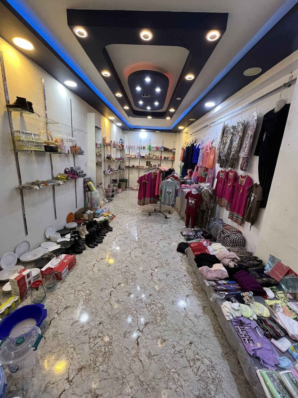 كوزمتك للبيع غراض كلها جديدة سبب البيع عدم التفرغ عنوانة االيرموك تريد تاخذ المحل كلة ايجارة ٧٥ تريد بس البضاعة بي بضاعة فوك المليونين سعرة مليون و ٦٠٠ وبي مجال بسيط تجي تجرد اذا مو فوك المليونين اغراضة لتاخذة

***********
