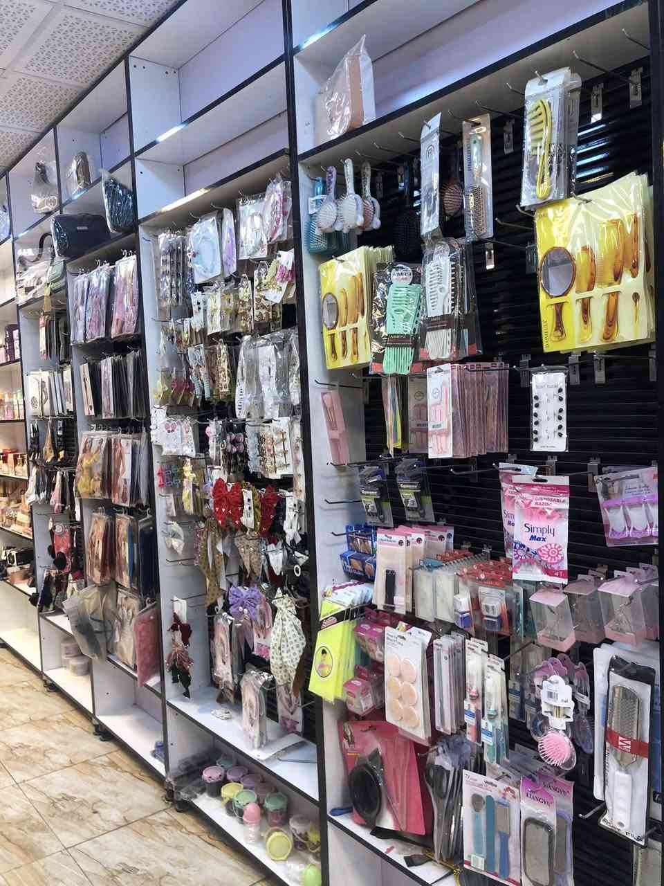 سلام عليكم عندي ديكور للبيع بسعر مناسب للتواصل الاتصال على هذا الرقم مكاني بغداد ***********
