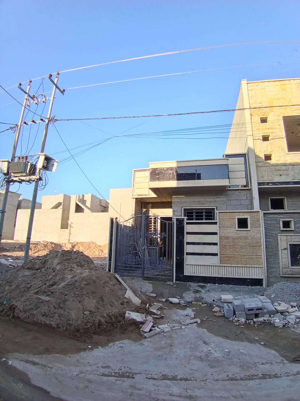 دار للبيع في حي الملايين الثانيه مجمع الملك سند 25 زراعي قيد الانشاء تسليم مفتاح المساحه 110 متر الواجهه 5.5 النزال 20 السعر 68 وبيها مجال الاتصال على رقم الموجود على الشاشه) ***********) ***********
