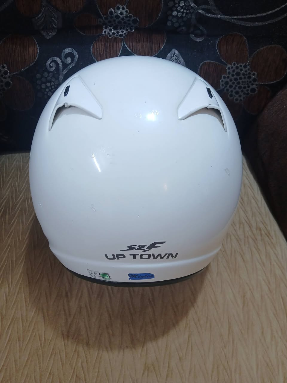 السلام عليكم شباب خوذه للبيع قياس XL  نضيفه بس مخدات تعبانه سعر ١٢٥ ألف  ***********
