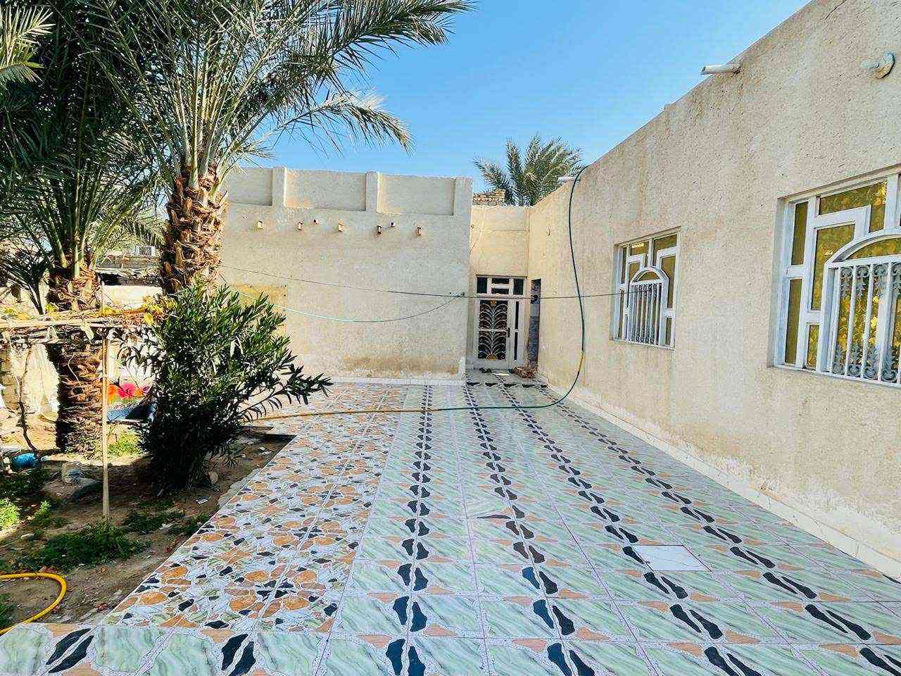 السلام عليكم
بيت زراعي للبيع المساحه 300 متر يتوفر كافه الخدمات {ماء +كهرباء +شارع+ مدرسه}
#-يتكون 
براني ١٠ متر 
مطبخ خارجي
غرف عدد 4
صاله كبيره
حمامات داخليه وخارجيه
كراج كبير
حديقه 
كما موضح ب الصور
المكان  البوريشه المنيش طريق الزوار يبعد عن الولايه 4 كيلو
- [ ] *********** رقمي وباقي التفاصيل خاص مفتوح
