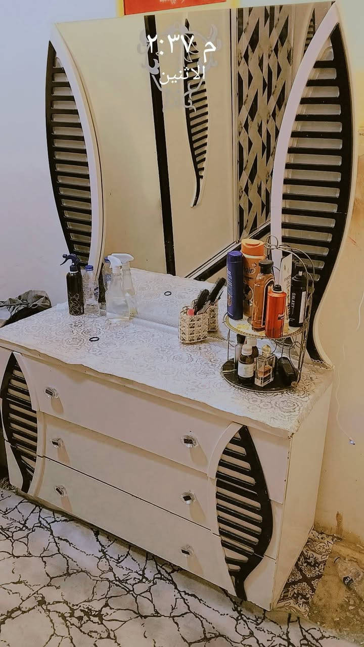 سلام عليكم غرفه تركيه البيع 8قطع سعره 400 بيهه شي بصيط اريد اشيل مستعجل عله بيعتهه  مكانهه بغداد حي الكوفه رقم ***********
