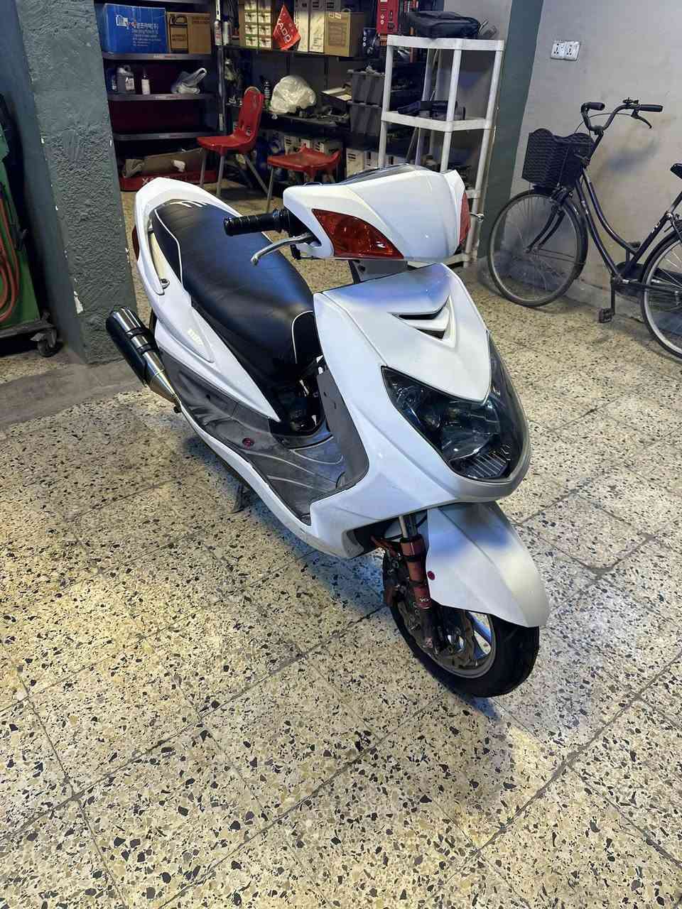 للبيع فحل كابريتر بيها مكينه مال شمعه كورها HER2 ما معروفه شكد شغل خارج مكينه قويه وناعمه نكره بكل وقت بيها كلجات وياله ونواعم دبلات اماميه خلفيه فج فلنجه سعرها 1400 مليون واربعميه مكاني البياع للاتصال ***********
