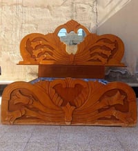 تخت للبيع مثل ما موضح بالصورة سعرة ٧٠ الف  07502199609