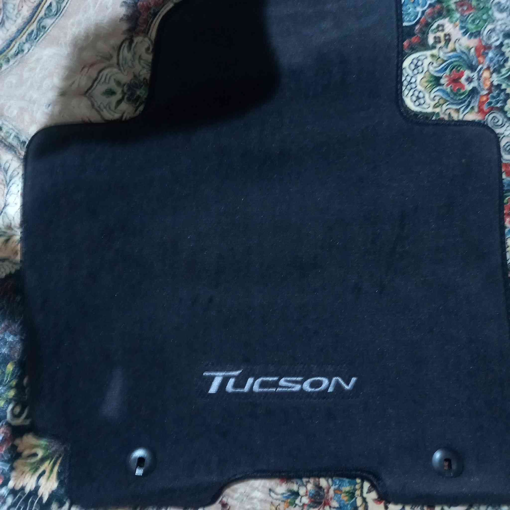 من رخصه الادمن 
السلام عليكم عندي كاربد توسان للبيع الظهر مالته ربر وهذا موضح قطعه ما تتفوت الصراحه 
رقمي واتساب ***********
