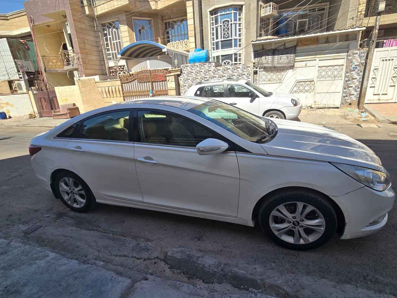 سوناتا خليجي فول عدا الفتحه ***********
محرك 2400 دوش فول مواصفات
كير ومحرك وصدر وتخم تاير جدد مع الضمان
تبريد وكهربائيات كفاله
رقم انكليزي هزة وسنويه جدد
شفتات بالستيرن
حساس خلفي
مري شفط واشاير بالمري
تحكمات جهتين
تبريد قطعتين
سيارة بدون حادث بيهه 3 قطع صبغ ومباوكات

السعر 105 
***********
*********** بغداد, العراق
