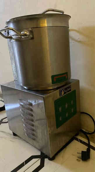 السلام عليكم جهاز المطاعم للخلط الحجم 5 لتر استخدام قليل المكينة بلادي رايدة 225 
مكاني حي الاعلام رقمي ***********
