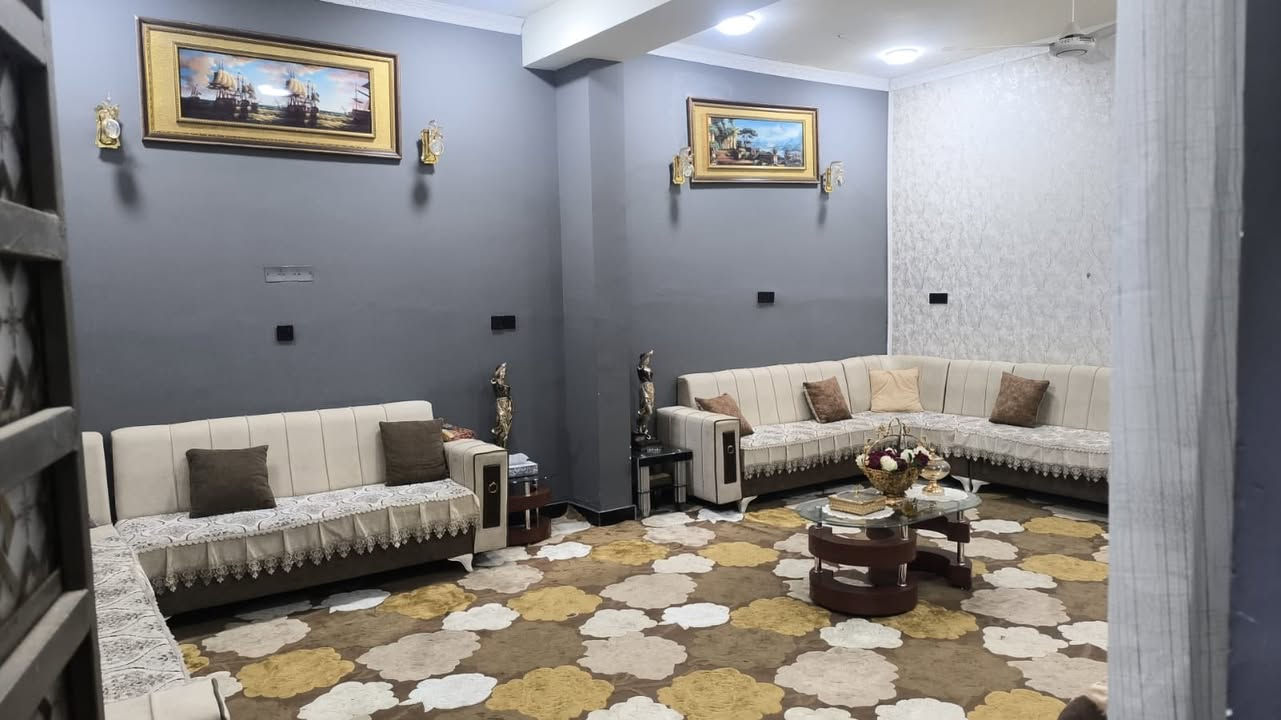 بيت طولاني 100م مطلوب اسكان السعر 105 ومطلوب 43 اسكان  غرفه وصاله ومطبخ واستقبال الطابق الثاني وصاله غرفه وصحيات مكتب الروان ***********
