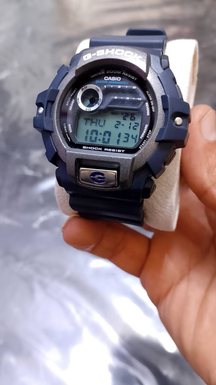 Casio G-Shock G-2210
انتاج وصنع ماليزيا سنة 2201
 مواصفات والميزات التالية: 
مقاومة الصدمات: تتميز الساعة ببنية قوية ومقاومة للصدمات. 
مقاومة الماء: مقاومة للماء حتى عمق 200 
الوظائف الرقمية: تحتوي على شاشة رقمية توفر مجموعة متنوعة من الوظائف. 
سجل البيانات (Data Memory): تتضمن ذاكرة لحفظ البيانات، مثل دليل هاتف يتسع لـ 25 رقماً. 
التوقيت:
عرض التوقيت بنظامي 12 و 24 ساعة. 
عرض منطقتين زمنيتين (التوقيت المزدوج). 
تقويم كامل (يوم، تاريخ، شهر). 
الميزات الإضافية:
ساعة إيقاف (كرونوغراف) بدقة 1/100 ثانية. 
منبهات متعددة (عدة منبهات يومية). 
إضاءة خلفية. 
مؤقت عد تنازلي. 
ميزة حساب عدد الأيام (مؤشر اليوم).


**إذا كنت صاحب هذا الإعلان وتريد حذفه لأي سبب، رجاءا أرسل رسالة إلى الدعم الفني**