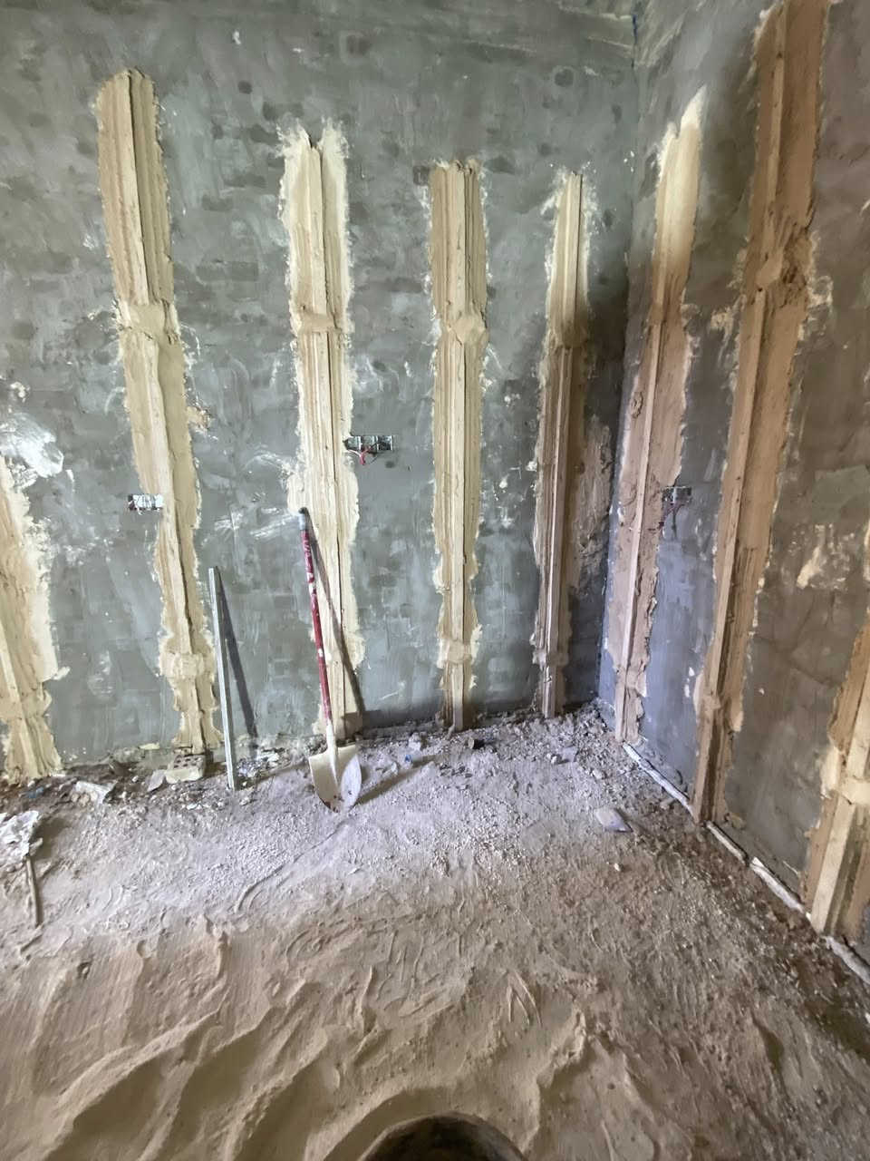 📢📢 السلام عليكم ورحمة الله وبركاته 🤝
🥳🥳🥳 بشرى سارة لأهالي كربلاء المقدسة 📢📢
تريد حايطك يصير "مراية"؟ ✨ وتعبت من اللبخ الأعوج والزوايا الميتة؟ 📐
كادر متخصص لأعمال اللبخ الحديث (جص وبورق) 🧱👷
نقدم لكم خدماتنا بأعلى دقة ونظافة:
• ✅ لبخ جص وبورق (درجة أولى) 🏠.
• ✅ استقامة باليزر (شغل مسطرة) 📏.
• ✅ إنهاءات ناعمة وزوايا حادة ومضبوطة 📐.
• ✅ ترميم وتصليح اللبخ القديم وتقشيره 🔨.
• ✅ سرعة بالتنفيذ ونظافة تامة بعد العمل 🚮.
سواء كان منزلك، مجمع سكني، أو فندق.. إحنا بخدمتكم لإظهار جمال جدرانكم بأفضل صورة! 🏢✨
كل ما عليكم سوى الاتصال على الرقم: *********** 📞
يتوفر واتس آب 📱
خدماتنا في كربلاء المقدسة فقط 🌍
#لبخ_حديث #جص_وبورق #كربلاء_المقدسة #ترميم_منازل #ديكورات #بناء #مقاولات_كربلاء #لبخ_درجة_أولى #عقارات_كربلاء
