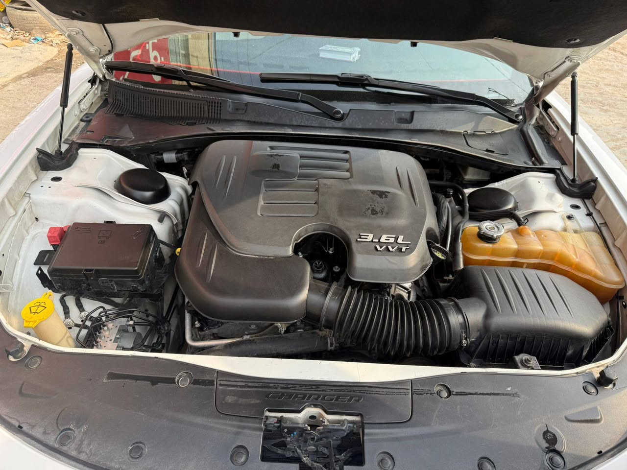 جارجر موديل 2018 رقم اربيل باسمي
وارد خليجي مكفولة من الحادث  لون ابيض

استعمال شخصي ماشية 83 ميل حقيقي

مواصفات SXT :

_ شاشه كبيره

_ مكينه ٣٦٠٠ المرغوب 

_حساس خلفي

_كاميرا + حساسية

_كشنات جلد  كهربائية ( تدفئة + تبريد ) 

_ كشنات خزن 

_ داخل لونين ( اسود + اوف وايت )

_تحكمات ستيرن 

_فتحة 

_ منظومة زنون 

_ تشغيل عن بعد 

_ تبريد قطعتين 

_ دمام خلفي 

سنونار مرفق بالمنشور 

للاستفسار  ***********
