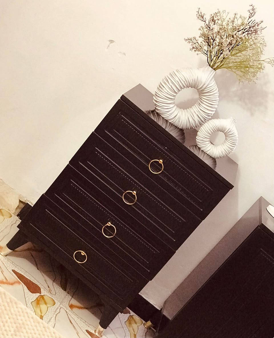 غرفة تركيه زاويه مودرن أبواب للبيع نضافه 💯 
من القند للأثاث جديدة شخط مابيها اصليه تكمه الخشب الثقيل ٩ قطع الكنتور تريده زاويه تريده عدل مستعجلين على البيع لغرض السفر للأستفسار خاص
***********
