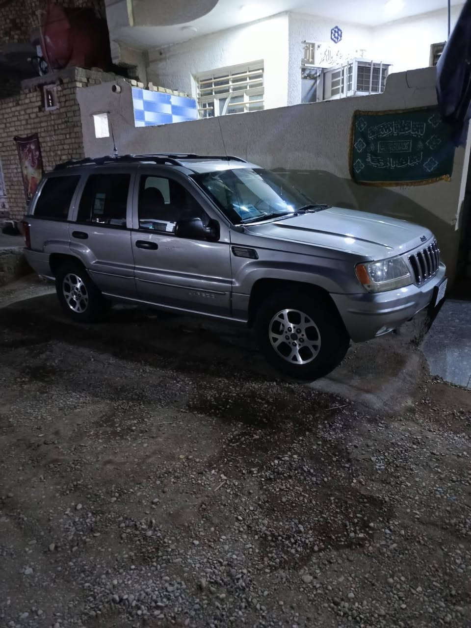 سلام عليكم للبيع جيب شيروكي موديل 2000 محرك بلادي 6 تبريد تخم تاير جديد سنترلوك كهربائيات بيه كير محول على نمر ثالث وبس السعر 65وبيه مجال والشراي يدلل***********
