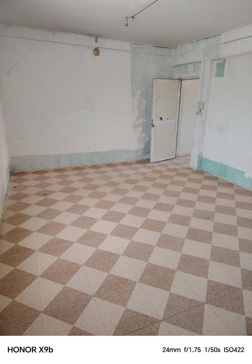 يوجد لدينا
شقه للايجار طابق ثاني

غرفة كلدور مطبخ صحيات

سعر الاجار 200 الف

حله حي العسكري شارع 30 الظباط قرب الدكتور مثنى البديري

للاستفسار الاتصال على الرقم ***********
