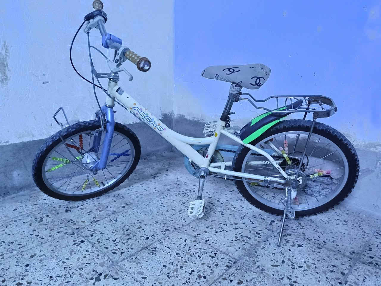 السلام عليكم
باسكل ياباني حجم 20 بريكات أمامي خلفي شغاله داينمو لايت ابيض شغال قفل وره شغال باسكل نضيف مال حاويه ولون مميز المكان ناصريه مركز الاتصال او استفسار على هاذه الرقم*********** سعر 60
