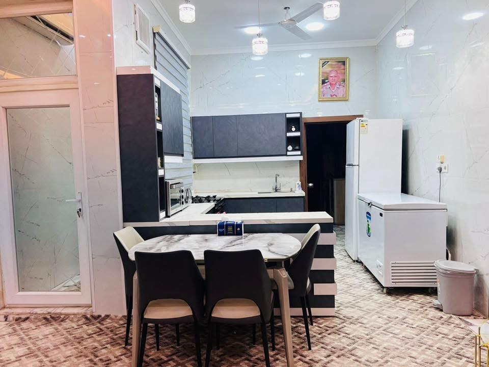 فرصة عقارية وسكنية مميزة في حي التقية الثالثة

متوفر الآن دار سكن للبيع – طابو صرف
بيت حديث بمواصفات ممتازة يلبي متطلبات السكن المريح والاستثمار الآمن.

🔹 المساحة: 200 متر مربع
🔹 عدد الطوابق: 3 طوابق
🔹 نوع البناء: كونكريت مسلح – بناء حديث

تفاصيل التوزيع الداخلي:
▪️ الطابق الأول:
غرفة نوم، مطبخ، حمام، استقبال، صالة، صحيات خارجية، وطارمة
▪️ الطابق الثاني:
غرفتا نوم، صالة، مطبخ ,حمام
▪️ الطابق الثالث:
غرفة عاملة

✨ مميزات إضافية:
✔️ البيت يُباع مع الأثاث بالكامل
✔️ يحتوي على منظومة طاقة شمسية
✔️ مطلوب إسكان 50 مليون

📍 الموقع:
حي التقية – مقابل بنزين خانة عبد الأمير عبيس
منطقة مخدومة بالكامل وجميع الخدمات متوفرة.

📞 للاستفسار أو المعاينة:
يرجى مراسلة الحساب مباشرة
أو الاتصال على: ***********
