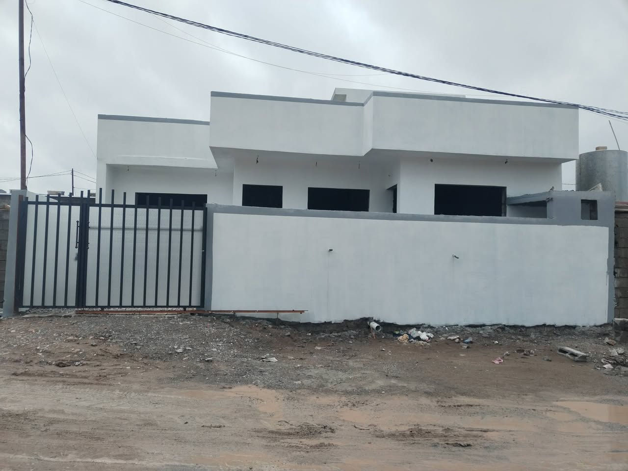 سلام عليكم  دار للبيع زراعي سايدين 77 //البيت مضمون// البيت مجاري كهربائيات // جص// سيراميك تاخذ جاهز //السعر وباقي التفاصيل الإتصال عل رقم ***********
