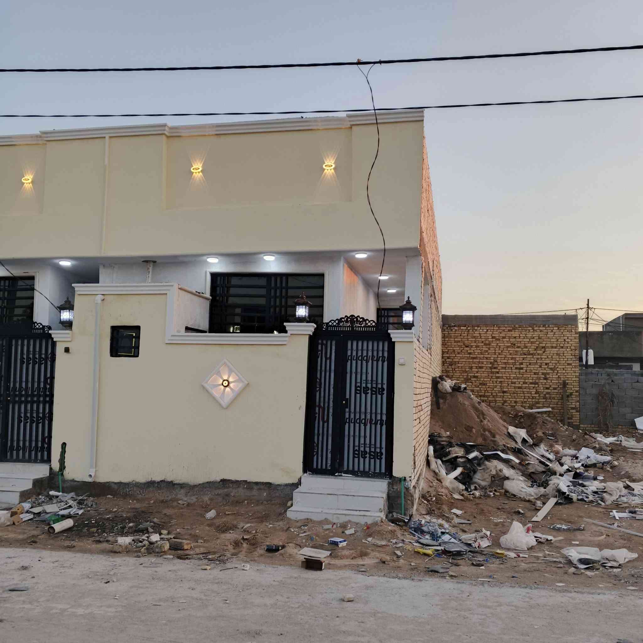 🏡دار للبيع🏡
المساحة:80مجمع كامل  متر مربع
عدد الطوابق:طابق وحد
نوع السند:#طابو_زراعي_سند_٢٥_أقرار
السعر:(28بي مجل ) مليون دينار #قابل_للتفاوض

تفاصيل الطابق الأول:
غرفه
صالة
مطبخ 
صحيات عدد 2
استقبال
كراج كبير/مكشوفه 1

تفاصيل الطابق وحد
غرفه + سويتات (كل غرفة بحمام)
صالة
سطح
مطبخ شتايكر

الميزات:
ماء
كهرباء
قريب من: سوق/مدارس/تبليط #عرض_20

الموقع:🏡 (#توجد_جميع_المساحات)
نجف/شارع الصب عمود 321
شارع جسر الشهداء
 #ملاحضه_يبعد_عن_الجسر90متر

للتواصل:
***********
