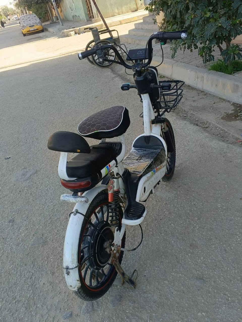 السلام عليكم باسكل شحن  للبيع   لباسكل حجم 20  نظيف على الفحص اي نقص ما بيها شغاله خمس بطاريات نضيفات  سعرها250 وبيها مجال للشراي الشرايه مراسله الصفحه  او التصال على الرقم عنوان كربلاء  حي العسكري قرب سوق العابد  ***********
