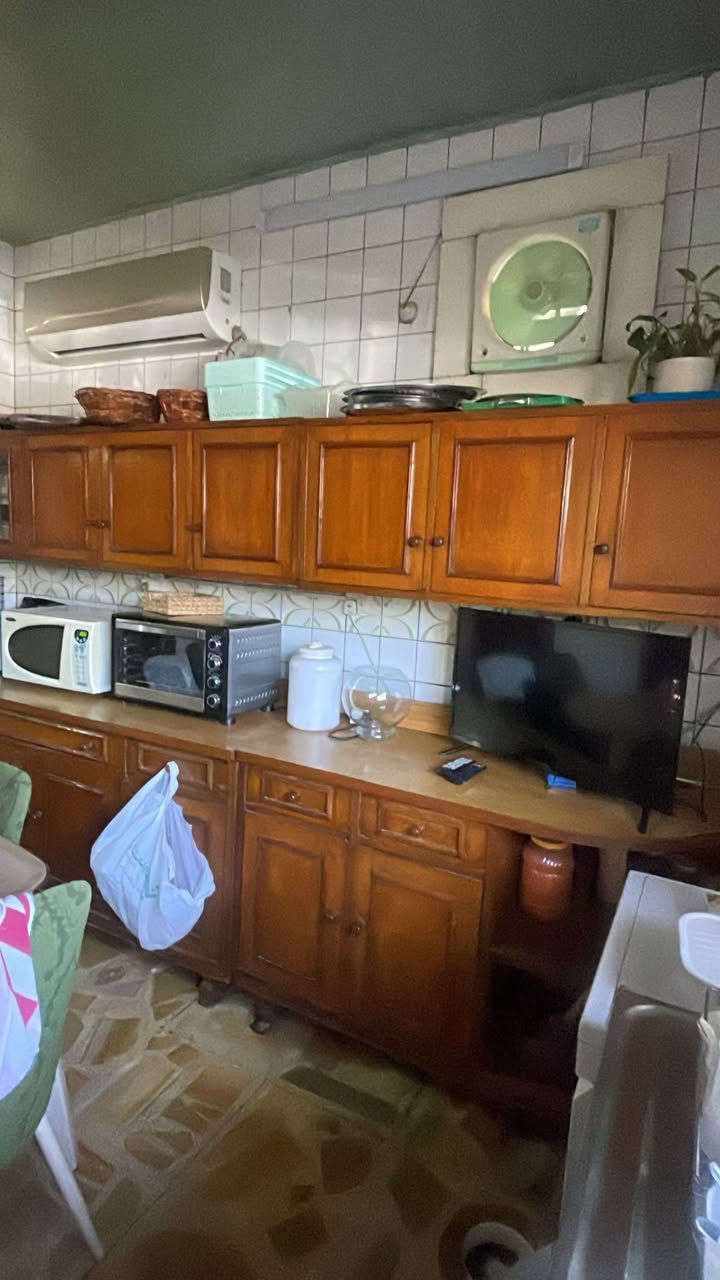 كاونتر للبيع يتكون من  قطعتين ارضيه ومع الملحق  خشب صاج  للاتصال ***********
