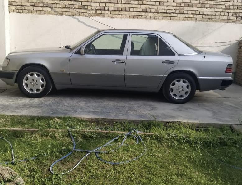 السلام عليكم عندي مارسدس دب موديل ٩٠ السياره جديده مابيها اي نقص وحدادية وصدر جديد وتبريدها حلو ومابيها جراد وسعرها ٨٨ ورقه وبيها مجال ***********
