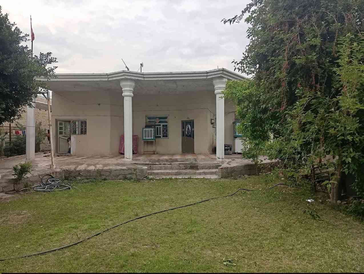 االسلام عليكم عندي بيت للبيع مساحته 600 متر متكون البيت من ثلاث غرف نوم وصاله كبيره واستقبال وصحيات خارجية وداخليه متوفر بي مي كهرباء قرب محطة الريفيه وجه شارع عام  شارع حله بغداد للستفسار على الرقم ***********.. ***********
