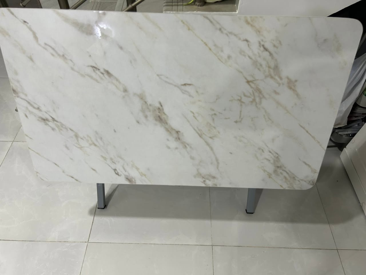 ميز طعام يطبك كبير + ٦ كراسي اردني استعمال ٤  اشهر … السعر ١٢٠ الف وتساب ***********
