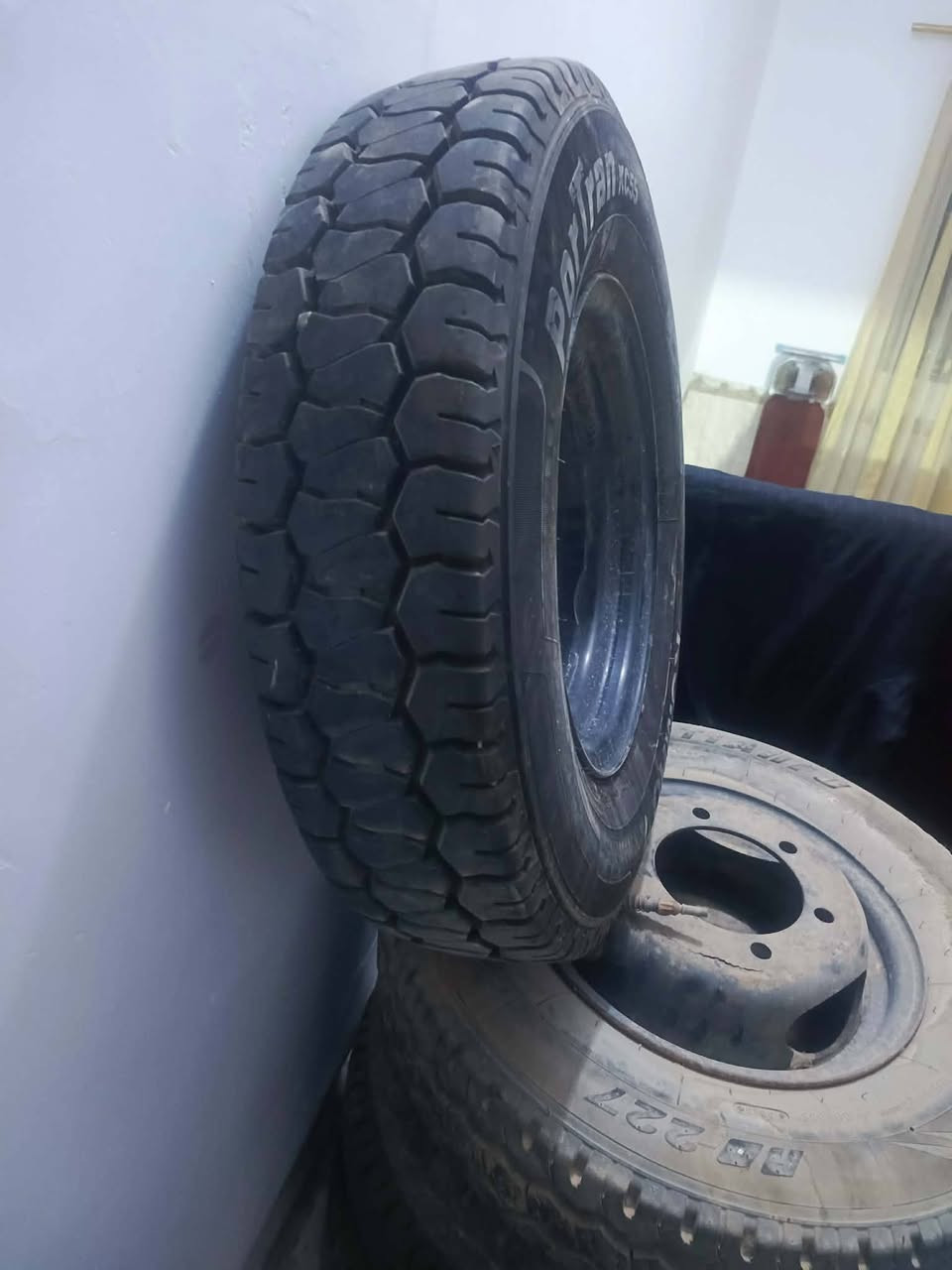 السلام عليكم للبيع تايرات مع ويلات العدد 6 جدد ابلاديات مال فحل حجم 13 سعر الزوج 140 وبيهن مجال للاستفسار الاتصال على الرقم ***********
