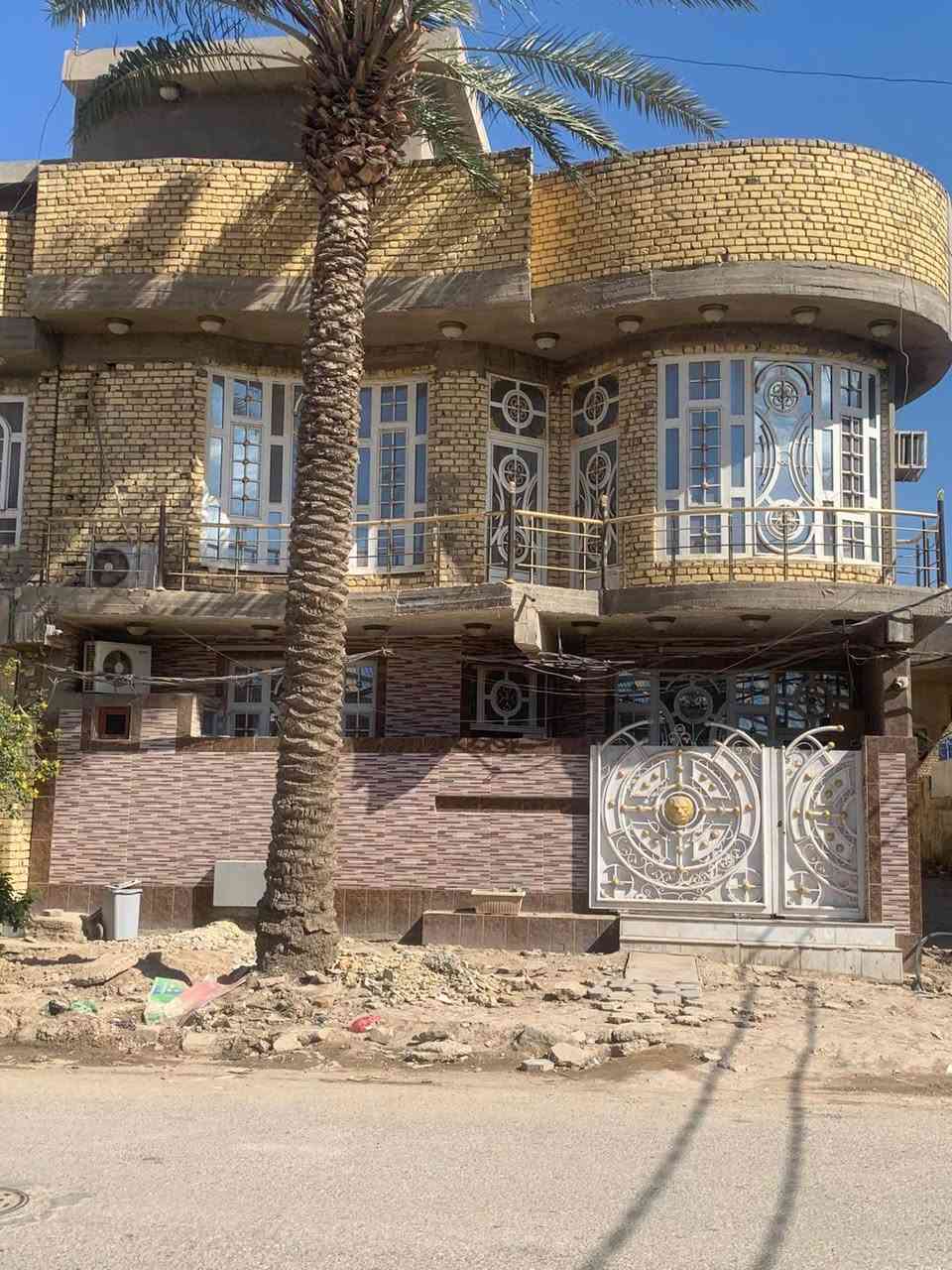 سلام عليكم بيت منطقة حي الربيع الشارع العام   خلف الملعب ركن المساحه ١٠٠ يتكون من طابقين لا اول مطبغ +هول + صاله ٥ونص×٤ + غرفه   ٣ونص×٤وطرمه خارجيه مع على طول البيت عرض ٦٠ صحيات خارجيه وداخليه مع منور الطابق الثاني غرفه نوم ٦ ×٥ وغرفه ثانيه ٤ونص×٤وغرفه ثالثه ٣×٤ وصحيات وبيتونه الطول ١١ متروالعرض ٥ بناء جديد ارضيه مرمر  اتصال ***********/*********** قرب اسواق حميد اوكي دهل اوران, واسط
