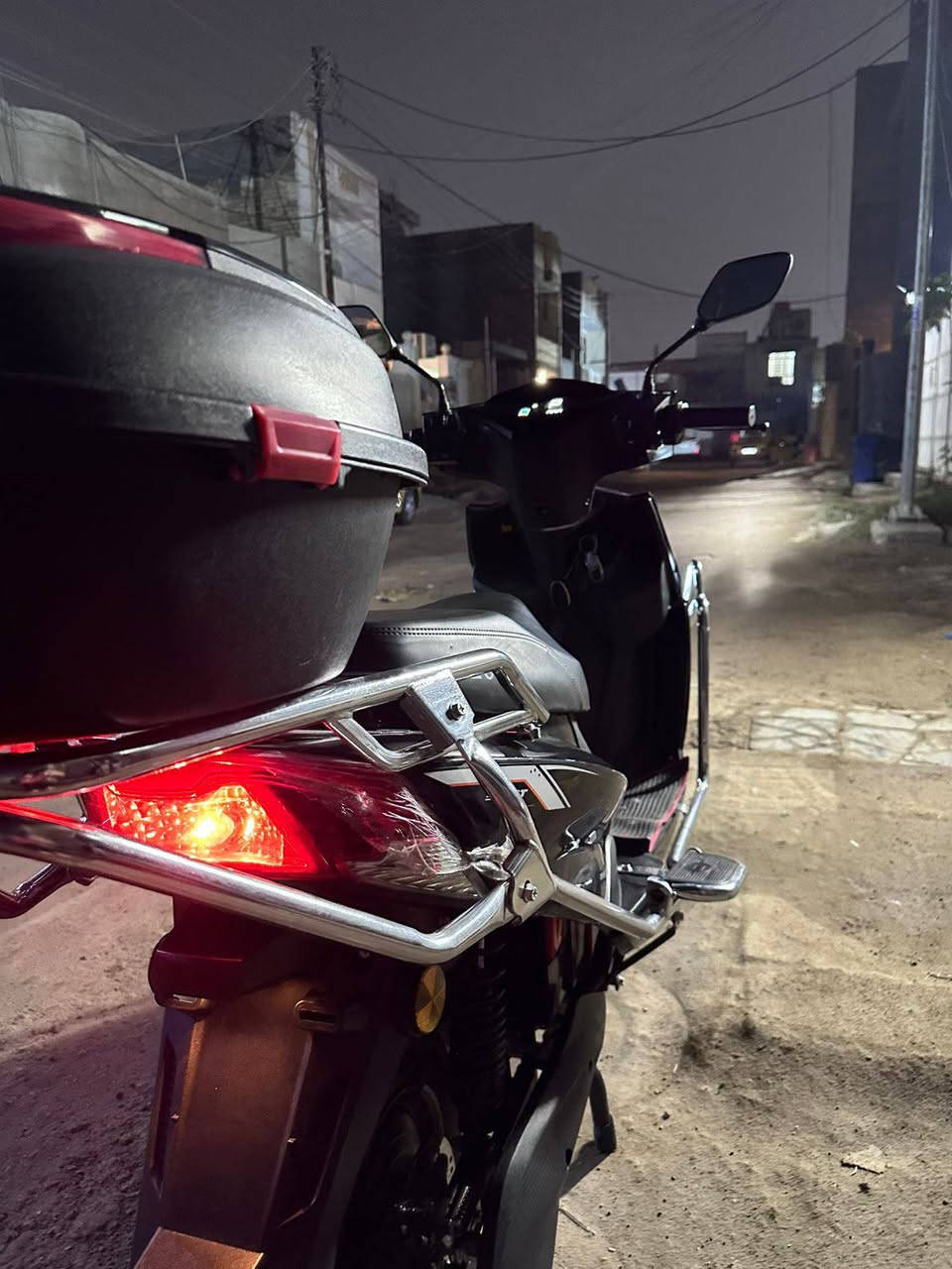 السلام عليكم اخوان 
دراجة شحن للبيع 
6 بطاريات 
السعر 700 وبيه مجال 
المكان بغداد 
رقم الهاتف 
***********
