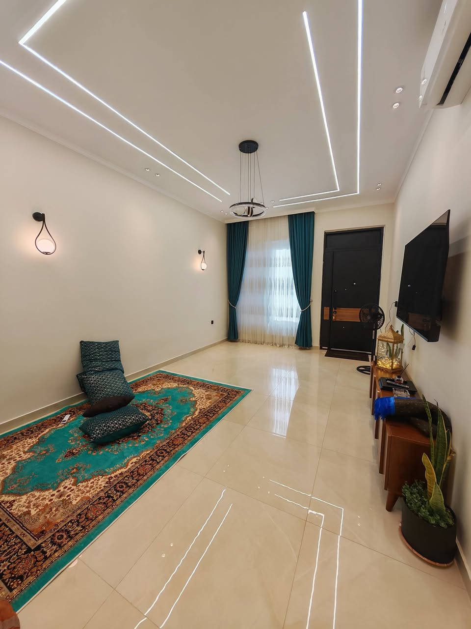🏡 بيت للبيع – بناء حديث درجة أولى ✨

📍 الموقع: زيونة – محلة 718
🏗️ سنة البناء: 2026
🏠 تصميم مودرن وتشطيبات راقية

📐 المساحة: 110م
📏 الواجهة: 4.40م
📏 النزال: 25م

🔹 يتكون من 3 طوابق
🔹 يحتوي على 5 غرف نوم
🔹 6 حمامات
🔹 3 مطابخ
🔹 4 غرف بنظام ماستر

✨ بيت مميز بمواصفات عصرية وموقع قريب من جميع الخدمات

📞 للتفاصيل أكثر الاتصال:
***********
