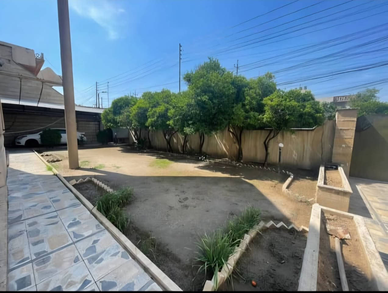 دار للبيع في حي المالية المساحة 720 م قرب المعهد  بحالة جيدة الواجهة 24 م طابقين 9 غرف نوم هولين داخلي وخارجي واستقبال وخدمات و كراجين .
عقارات الصفوة  المصارف قرب جامع سعدي مهدي
***********
***********
