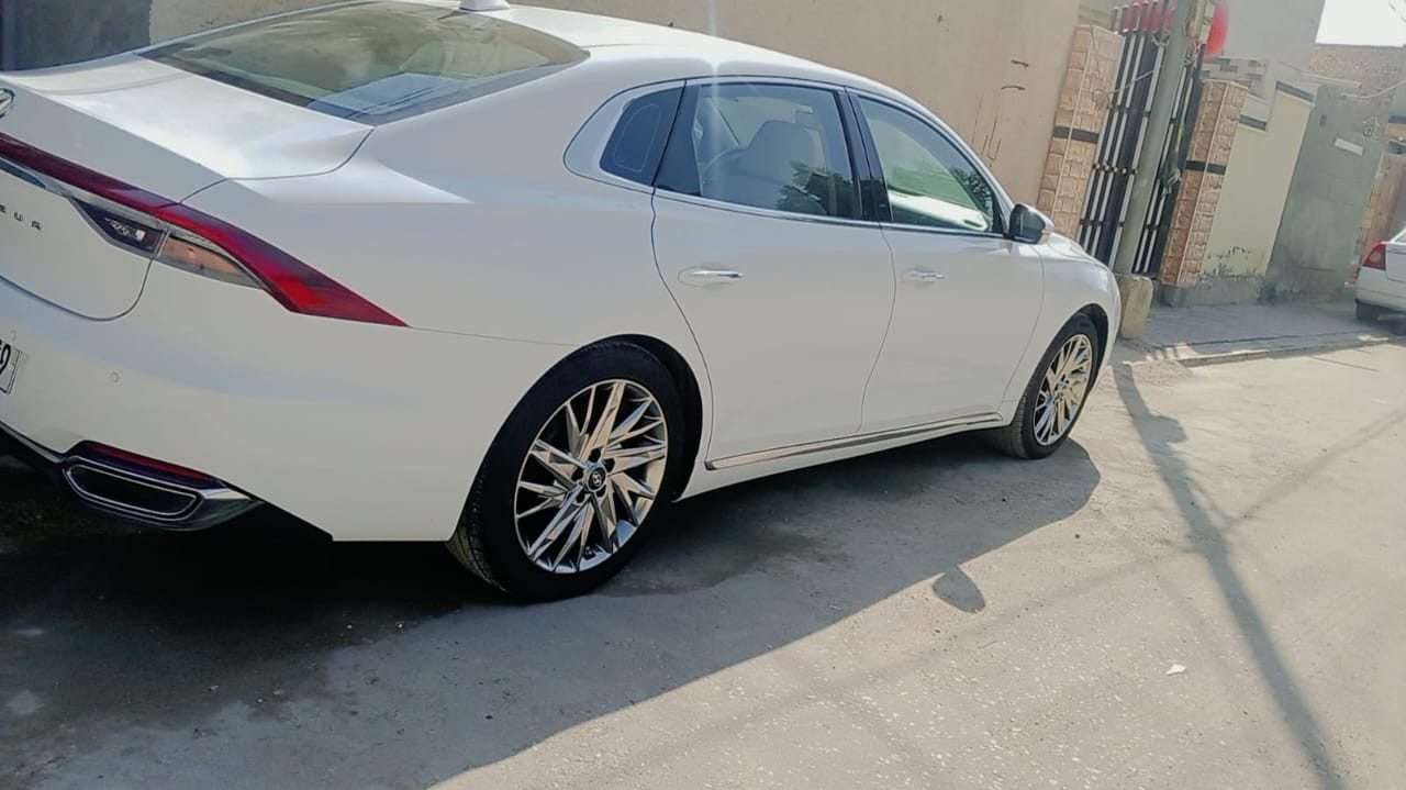 ازيرا كراند .2023
سعة المحرك:-  3500  غاز LPi
المسافة المقطوعه :31  
اللون :- ابيظ  
الموديل:- 2023
الوقود :- غاز فقط 
الاضافات#👇👇
📍بصمه تشغيل+ بصمه ابواب 
📍محرك 6سلندر حجم 3500
📍 شاشه كبيرة 
📌كامرة خلفيه 
📍فرش جلد ابيض
📍مقعد السائق تدفيه وتبريد
📍مقعد السائق كهربائي 
📍تحكم سرعه
📌تحكم مسجل 
📌سايد بريك بصمه 
📌كشاف امامي بقلاوه 
📌ويل كب كروم نيكل
📌تحكم جهتين  
📌حساس خلفي 
📌اشاره جانبيه 
📌المرئي الجانبيه شفط 
كشاف زنون 
لايت امامي زنون 

🚘 مكان السياره ديوانيه
🚗

مكفوله  كفاله عامه من الضربه والصبغ والتبديل وشخط 

السعر 228 مجال بسيط

*****
للمزيد من المعلومات يرجى  
او 
الاتصال على الرقم التألي 👇
☎️   *********** ☎️
