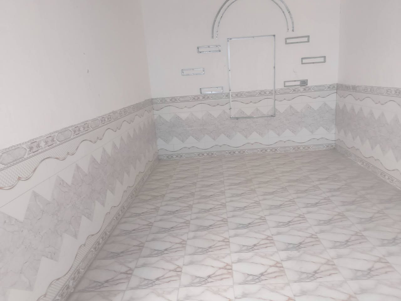 سلام عليكم بيت للبيع مساحه 150 غرفه نوم وصاله ومطبخ واستقبال قرب شارع 30 حي الكرار  وهاذه رقمي ***********
